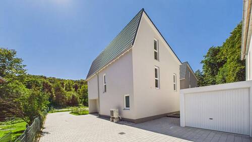 Seitenansicht mit Garage - 6 Zimmer Einfamilienhaus zum Kaufen in Traunstein