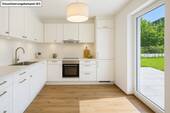 Moderne Küche mit Gartenblick - 