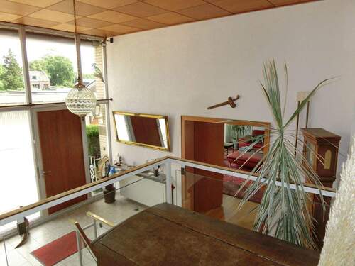 Blick zum Eingang und Wohnzimmer - 