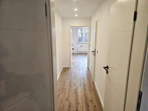 Blick in den Flur aus Zimmer 3 - 3 Zimmer Etagenwohnung in Hamburg