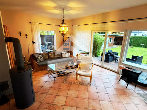 Wohnzimmer im Anbau - Wohnen mit Wohlfühlfaktor – Einfamilienhaus mit Kamin, zwei Terrassen & Traumgarten