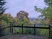 Terrasse oberhalb des Hauses im Herbst - 