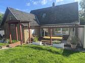 Titelbild - Bad Oldesloe: Älteres Einfamilienhaus mit großer Terrasse und Garage in ruhiger Wohnlage (A 3733)