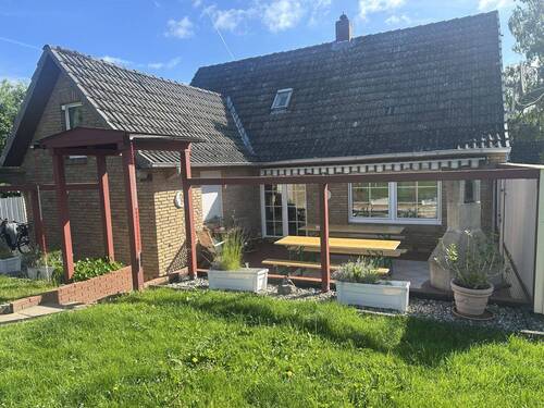 Titelbild - Bad Oldesloe: Älteres Einfamilienhaus mit großer Terrasse und Garage in ruhiger Wohnlage (A 3733)
