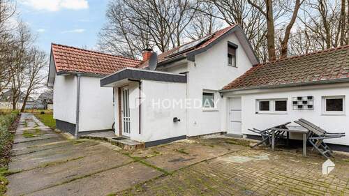 Außenansicht 4 - Teilsaniertes Einfamilienhaus mit großem Grundstück, Anbauten sowie 2 Garagen 