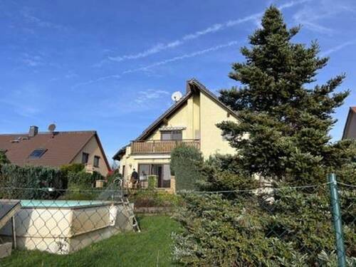 Haus Gartenseite Süden - Blick ins Grüne - Zweifamilienhaus mit Pool, Kamin, Fubo Heizung...