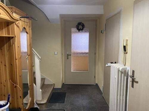 Eingangsbereich mit Treppe ins OG - 