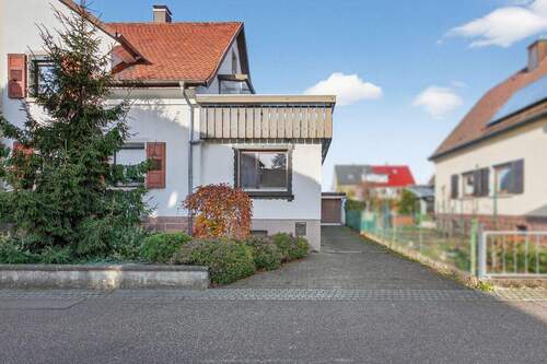 Hausansicht - 3 Zimmer Doppelhaushälfte zum Kaufen in Ettlingen