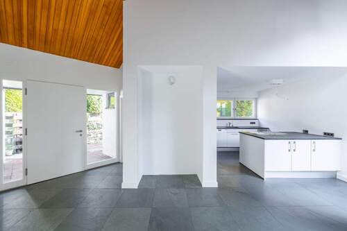 Offenes Wohnambiente! Der Eingangs- und Küchenbere - 5 Zimmer Einfamilienhaus in Pöcking