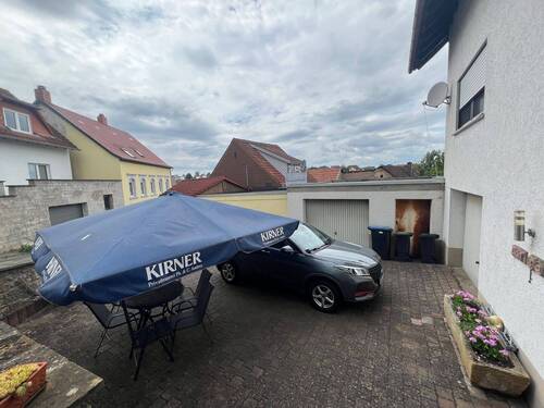 Freisitz/Terrasse vor den Häusern - 