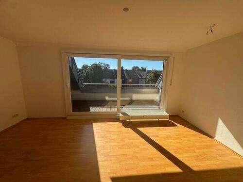 Wohnbereich mit Blick zum Balkon - 3 Zimmer Etagenwohnung in Nürnberg