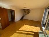 Wohnbereich mit Blick zur Treppe zum Dachboden - Etagenwohnung mit 73,00 m² in Nürnberg zur Miete