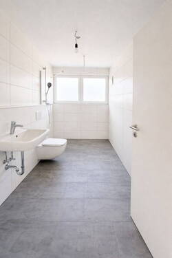Helles, modernes Badezimmer - 