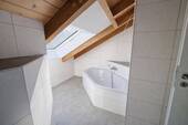 Helles Bad im DG mit Badewanne - 