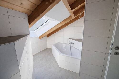 Helles Bad im DG mit Badewanne - 