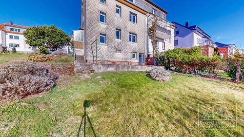 Hausansicht mit Garten - 7 Zimmer Doppelhaushälfte zum Kaufen in Pirmasens