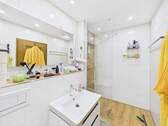 modernes Badezimmer (2. OG) - Etagenwohnung mit 89,20 m&sup2; in Mainz zum Kaufen