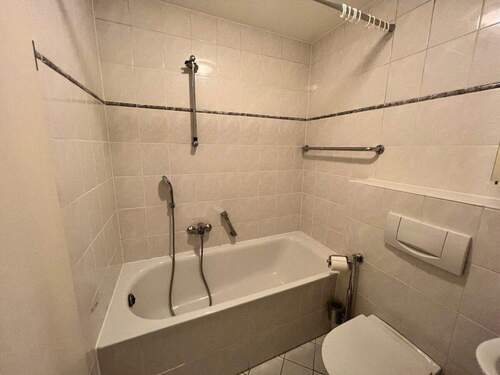 Badezimmer mit Duschwanne - 