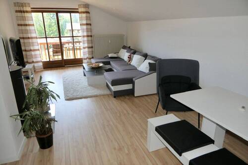 Essen mit Blick in den Wohnbereich - 