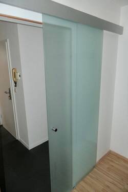 Viele Details - hier eine Glas-Schiebetür - 