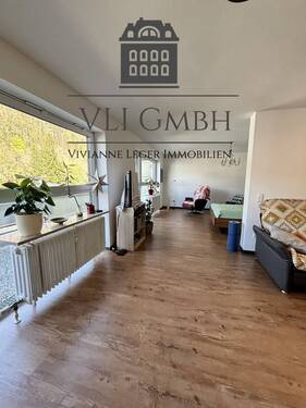 Wohnbereich - Komplett renovierte Eigentumswohnung mit gr. Balkon, Aufzug & Doppelgarage - Saarbrücken-Schafbrücke