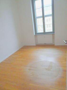 Helles Schlafzimmer mit guter Raumaufteilung - 