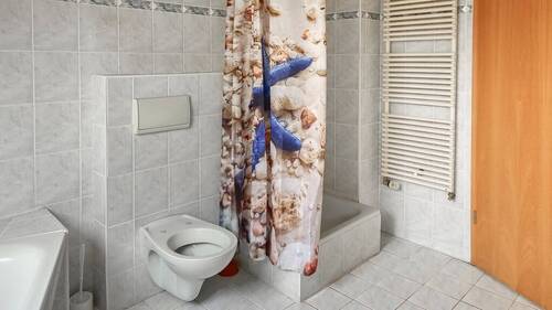 Dusche im Bad im Obergeschoss - 