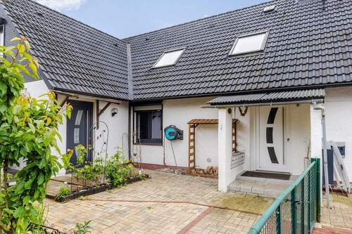 Zwei Eingänge – klare Wohnstrukturen - 8 Zimmer Mehrfamilienhaus, Wohnhaus in Borgstedt