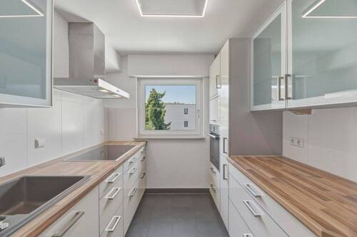 Küche mit Einbauküche - 3 Zimmer Etagenwohnung in Stuttgart / Vaihingen