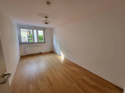 Zimmer 2 - 14.3qm - Gepflegte 3,5-Zi-EG-Wohnung mit Terrasse + EBK in Sindelfingen