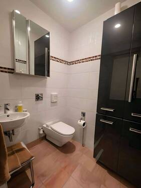 Modernes Gäste-WC mit Wandhängender Sanitärausstattung und eleganter Mosaikbordüre - 