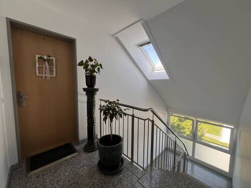 Lichtdurchfluteter Treppenaufgang mit Dachfenster und elegantem Geländer - Wohnkomfort auf höchstem Niveau! - 