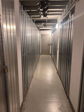 Moderne Lagerboxen mit Sicherheitsbeleuchtung - Individueller Stauraum für Ihre Wertsachen - 