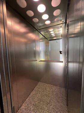 Design-Aufzug mit Lichtakzenten und edler Granit-Bodenbeschichtung - 