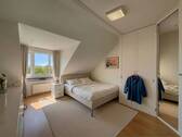 Lichtdurchflutetes Dachgeschoss-Schlafzimmer mit Panorama-Ausblick und intelligenter Raumnutzung - 
