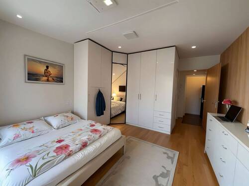 Clevere Raumaufteilung: Schlafzimmer mit integriertem Ankleidebereich und Spiegelschrank - 