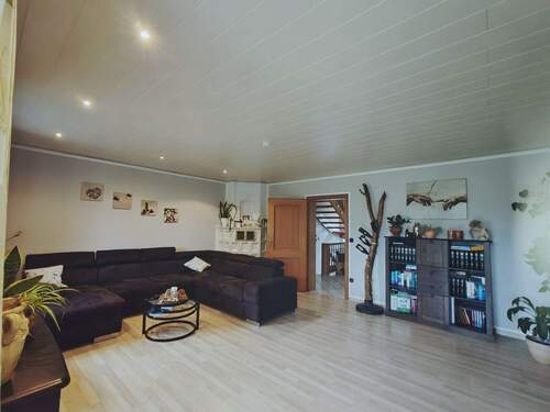 Wohnzimmer - 6 Zimmer Einfamilienhaus in Waldkraiburg