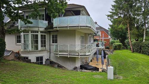 Aussenansicht - Lichtdurchflutete 2-Zimmer Wohnung zzgl. ausgebauten Spitzboden (+ ca. 13 m²) direkt über Wendeltreppe erreichbar