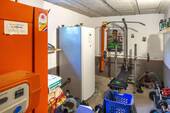 Heizungsraum mit GZH und Pufferspeicher für Wärm - 