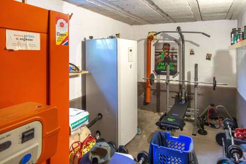 Heizungsraum mit GZH und Pufferspeicher für Wärm - 