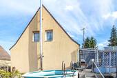 Hausansicht vom Garten mit Pool - 7 Zimmer Einfamilienhaus zum Kaufen in Werneuchen