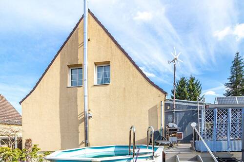 Hausansicht vom Garten mit Pool - 7 Zimmer Einfamilienhaus zum Kaufen in Werneuchen