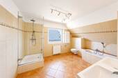 Bad mit Dusche und Badewanne - 