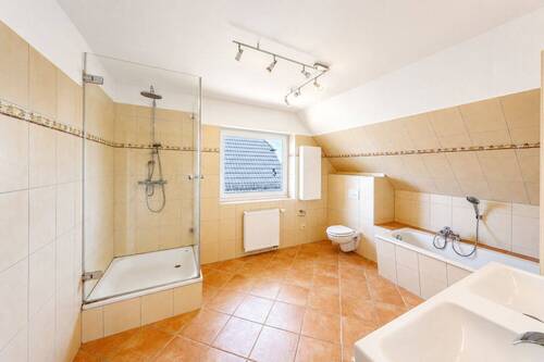 Bad mit Dusche und Badewanne - 