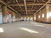 Halle mit Sprengwerkdachstuhl - 
