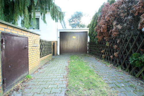 Garage und Stellplatz - 