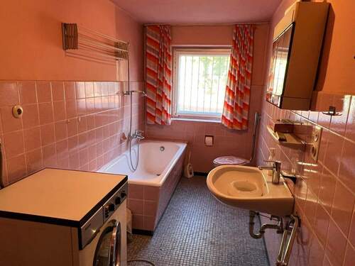 Zwischenstock EG/OG Bad und Hauswirtschaftsraum - 