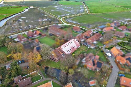 Luftbild - Mehrfamilienhaus, Wohnhaus mit 207,40 m² in Krummhörn / Visquard zum Kaufen