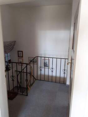 Treppe / Flur zum EG - 6 Zimmer Einfamilienhaus in Hoya