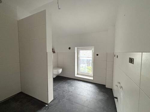 Duschbad mit Waschmaschinenanschluss - 